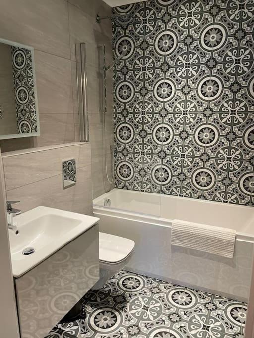 Boutique Luxury Apartment, High St, Henley-In-Arden ภายนอก รูปภาพ